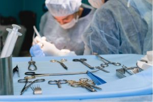 Instrumental quirúrgico en hospital alemán utilizado por médicos residentes extranjeros durante su especialización médica.