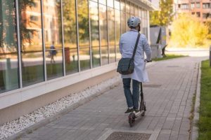 Médico desplazándose en patinete eléctrico dentro de un hospital en Alemania
