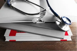 Estetoscopio sobre documentos médicos representando la escasez de médicos en Alemania