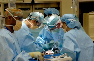 Médicos realizando una operación a un paciente