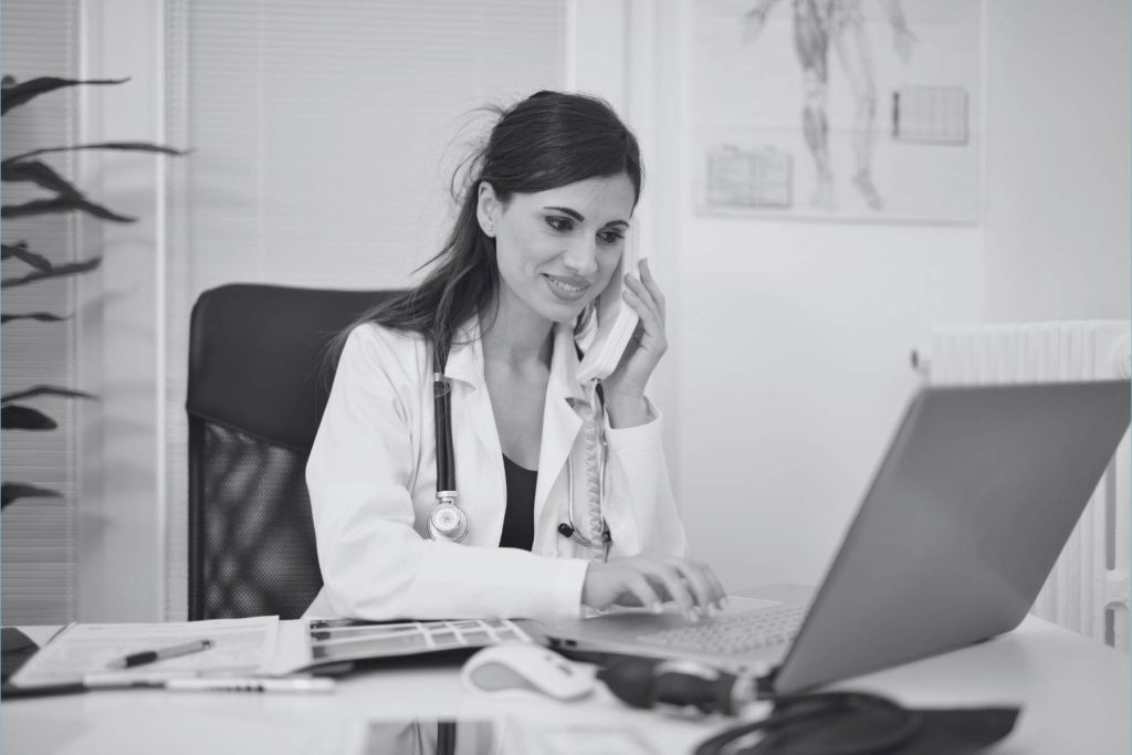 Asistente médico en Alemania revisando documentación clínica y gestionando informes en el hospital
