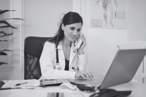 Asistente médico en Alemania revisando documentación clínica y gestionando informes en el hospital