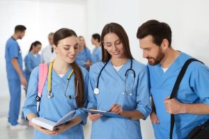 Estudiantes de medicina leyendo un documento y estudiando