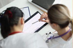 doctoras leyendo un electrocardiograma