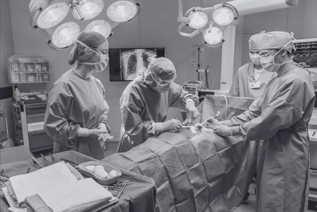 Equipo médico en quirófano realizando una intervención quirúrgica, representando especialidades médicas en Alemania