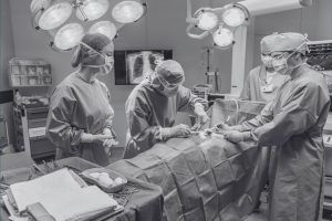 Equipo médico en quirófano realizando una intervención quirúrgica, representando especialidades médicas en Alemania