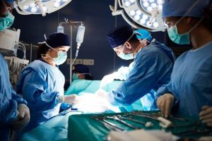 Equipo de cirujanos realizando una operación en sala de cirugía