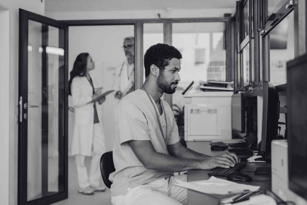 Médico extranjero trabajando en un hospital en Alemania con Berufserlaubnis durante el proceso de homologación
