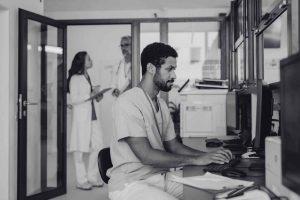 Médico extranjero trabajando en un hospital en Alemania con Berufserlaubnis durante el proceso de homologación