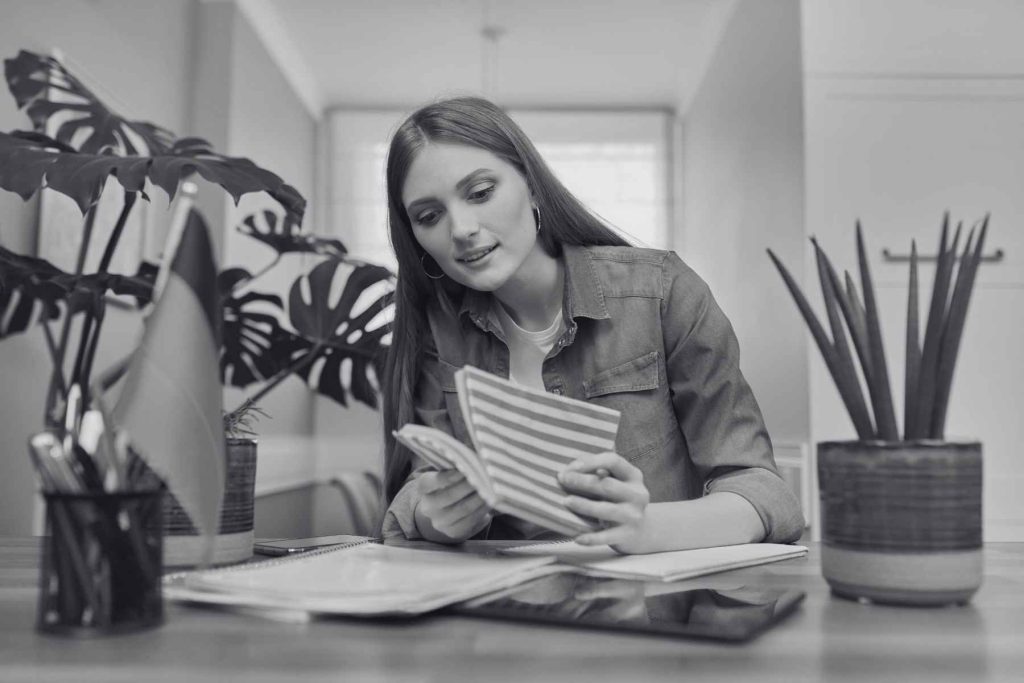 Médica extranjera estudiando documentación médica como parte de la preparación en idioma médico para trabajar en Alemania