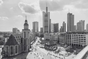 Vista urbana de Frankfurt am Main que representa la diversidad regional de los estados federados en Alemania