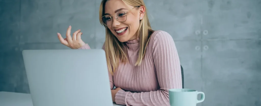 Profesional de la salud preparándose en línea desde su computadora, representando la preparación profesional y la adaptación al sistema médico alemán dentro del Programa ZAI