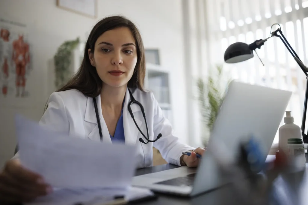 Médica latinoamericana en fase de preparación del Método ZAI revisando documentos para homologación y aprendizaje de alemán