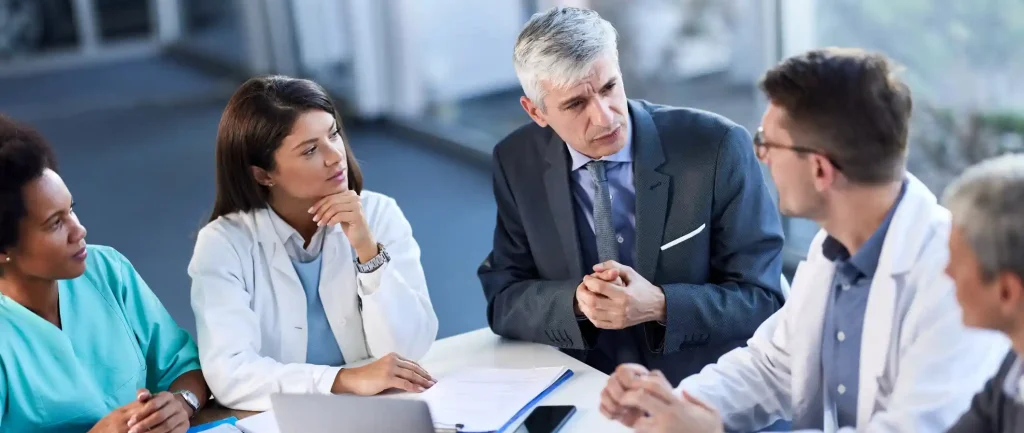 Equipo médico reunido con directivos hospitalarios en Alemania, representando la colocación y pre-colocación profesional dentro del Programa ZAI