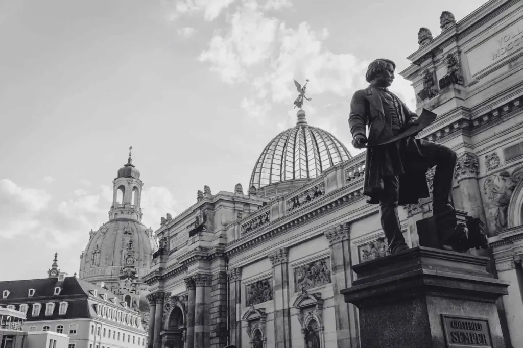 Arquitectura histórica alemana que representa la estructura, tradición y rigor del sistema profesional en Alemania para médicos extranjeros