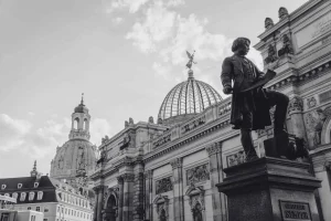 Arquitectura histórica alemana que representa la estructura, tradición y rigor del sistema profesional en Alemania para médicos extranjeros
