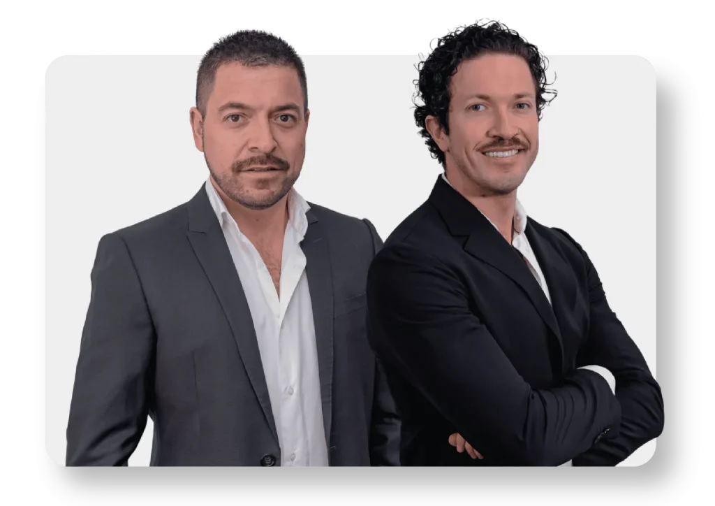 Fundadores de NOMII, hermanos con formación alemana, representando el liderazgo y el compromiso con el acompañamiento de médicos latinoamericanos en Alemania