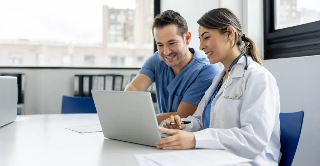 Médicos iniciando su trabajo en un hospital alemán con acompañamiento del Método ZAI, integrándose de forma progresiva a tareas clínicas