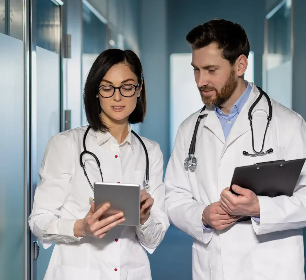 Médicos revisando información clínica juntos, representando el inicio del proceso de postulación al Programa ZAI con acompañamiento profesional hacia Alemania
