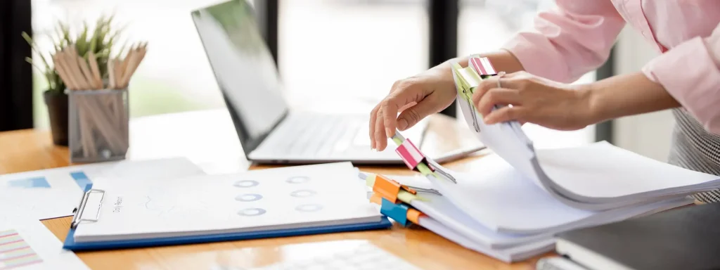Preparación y organización de documentos para la homologación del título médico en Alemania, representando el proceso de validación documental del Programa ZAI