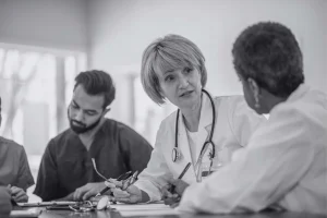 Médico extranjero en reunión clínica en hospital alemán