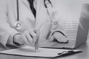 Médico firmando documentos para proceso de Approbation en Alemania