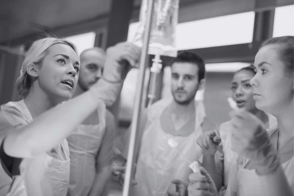 Enfermeras trabajando en equipo en hospital en Alemania