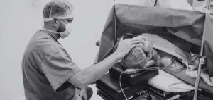 Médico colombiano realizando especialidad médica en hospital de Alemania