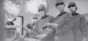 Médicos méxicanos realizando procedimiento quirúrgico durante especialidad médica en Alemania