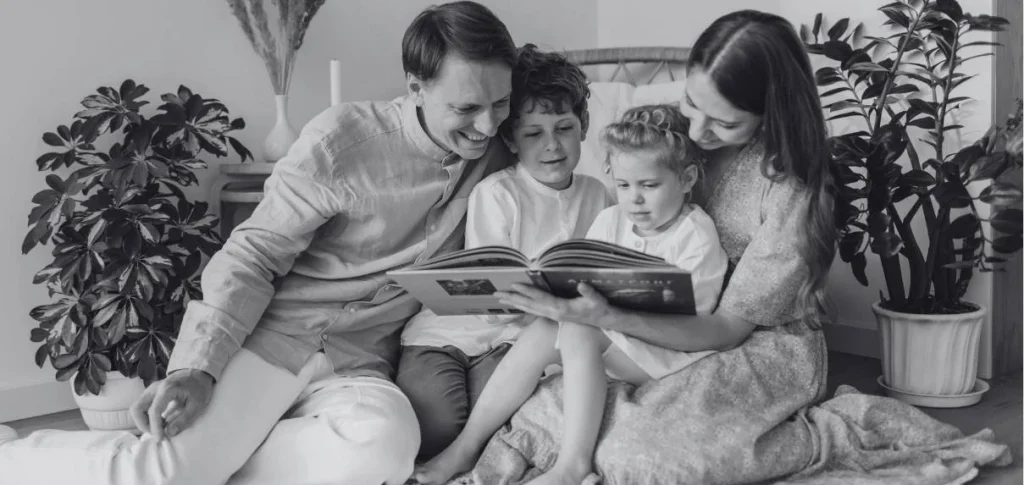 Familia de médico colombiano viviendo en Alemania leyendo juntos en casa