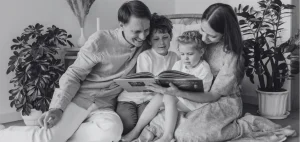 Familia de médico colombiano viviendo en Alemania leyendo juntos en casa
