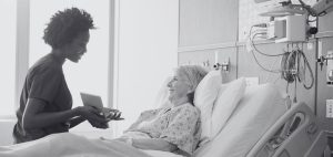 Enfermera atendiendo a paciente en hospital de Alemania durante seguimiento clínico