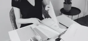 médico revisando documentos para homologar título en Alemania