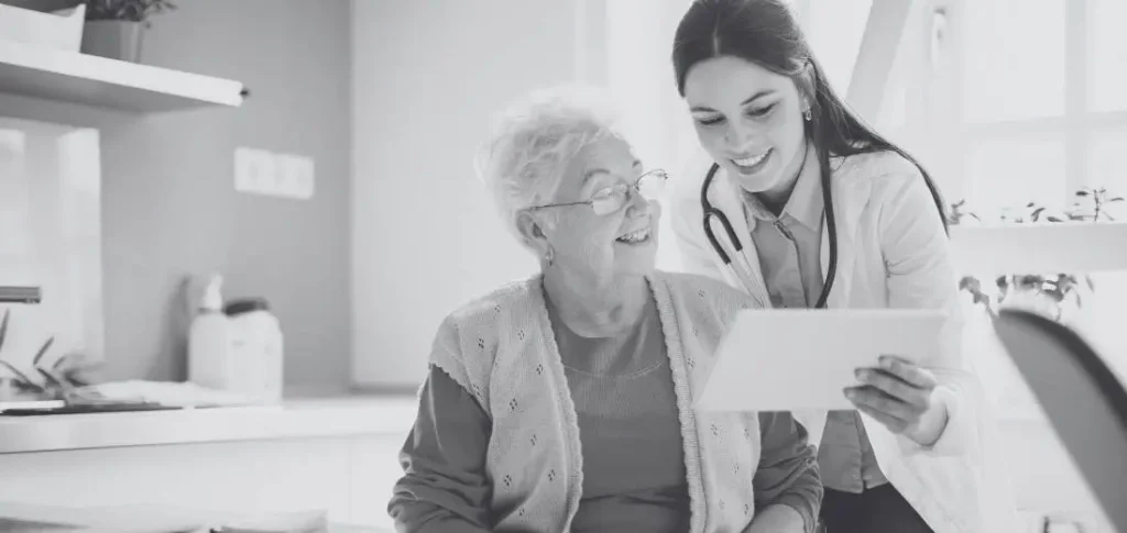 Médica chilena realizando atención clínica durante su especialización en Alemania