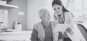 Médica chilena realizando atención clínica durante su especialización en Alemania
