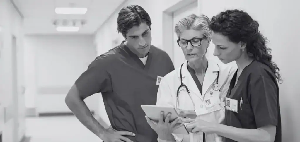 Médico extranjero revisando documentos de seguro de salud en Alemania