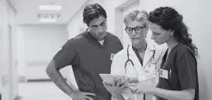 Médico extranjero revisando documentos de seguro de salud en Alemania