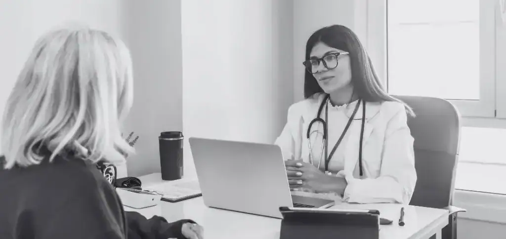 Médica atendiendo a un paciente durante una consulta en un hospital de Alemania antes de obtener la Approbation.