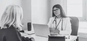 Médica atendiendo a un paciente durante una consulta en un hospital de Alemania antes de obtener la Approbation.